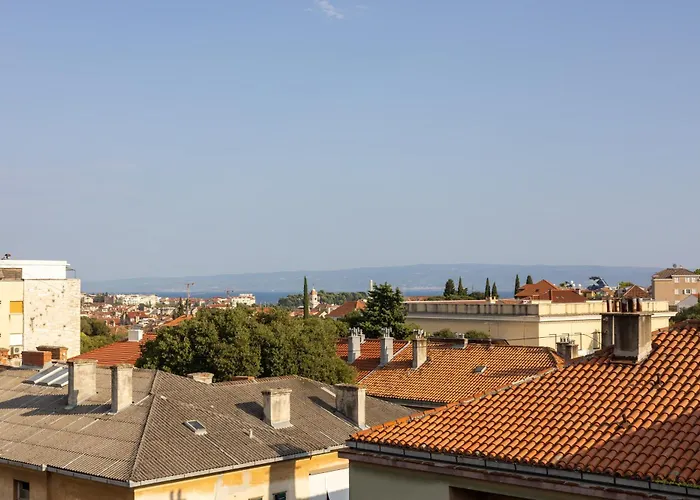 Rooftop Jacuzzi & View Split