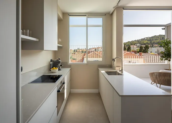 Rooftop Jacuzzi & View *